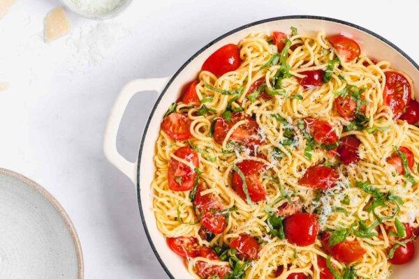 Healthy tomato basil pasta