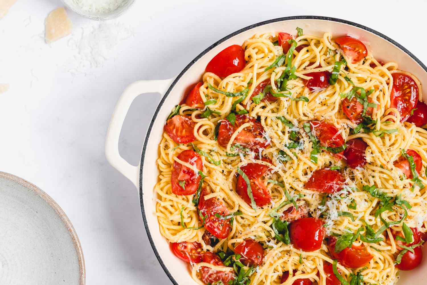 Healthy tomato basil pasta